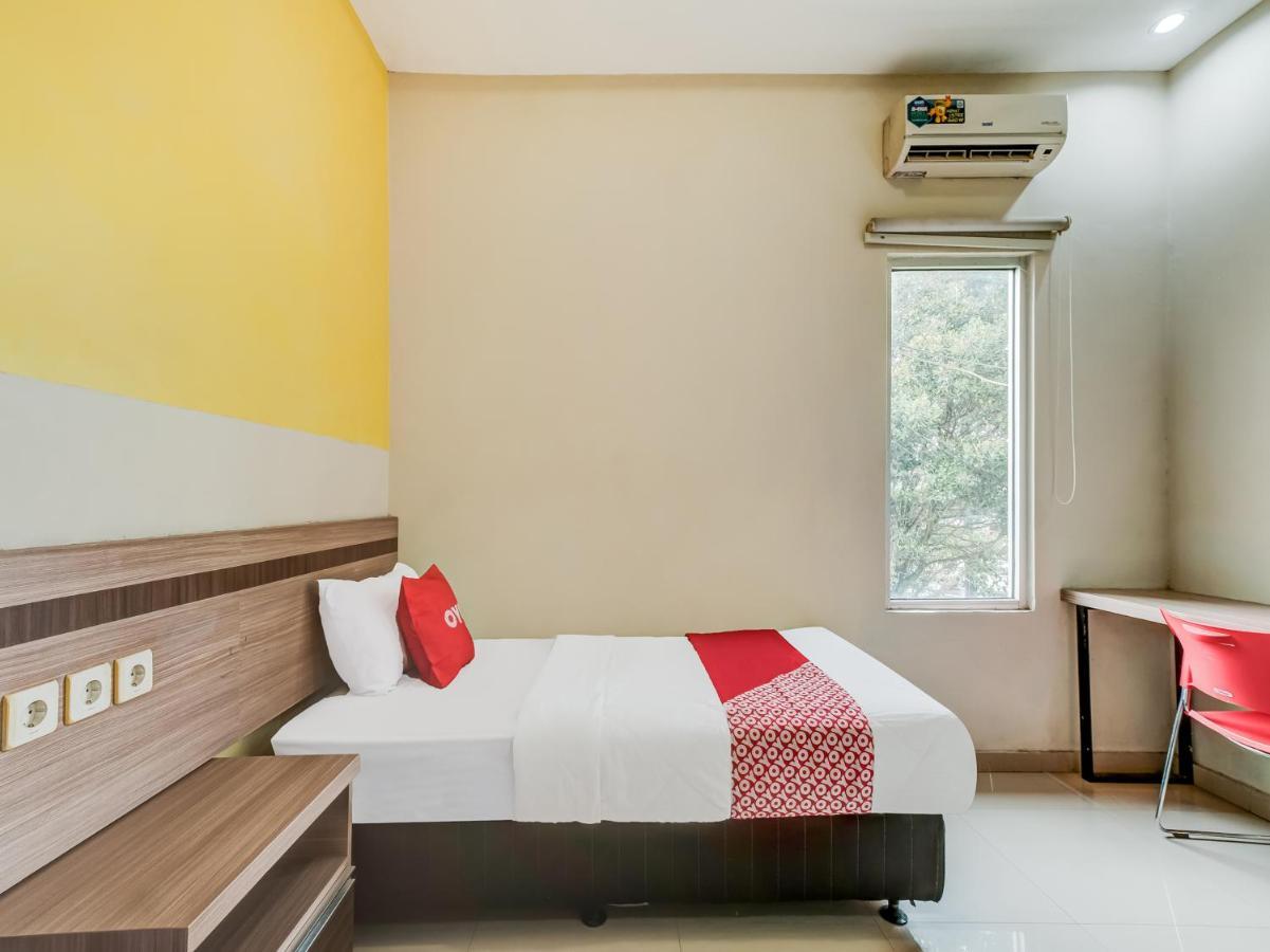Oyo 90986 Hotel Srikandi Adisucipto Kalasan Eksteriør billede