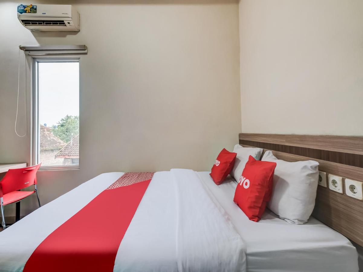 Oyo 90986 Hotel Srikandi Adisucipto Kalasan Eksteriør billede