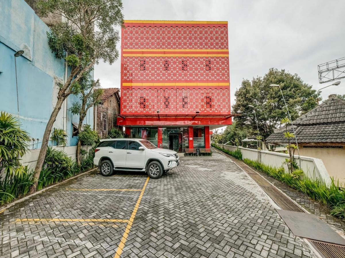 Oyo 90986 Hotel Srikandi Adisucipto Kalasan Eksteriør billede